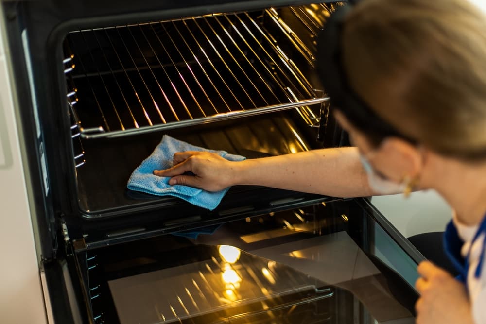 How to clean your oven naturally with only these ingredients