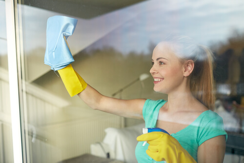 ? Clean Windows Without Streaks | ? Lenexa KS House Cleaning Service